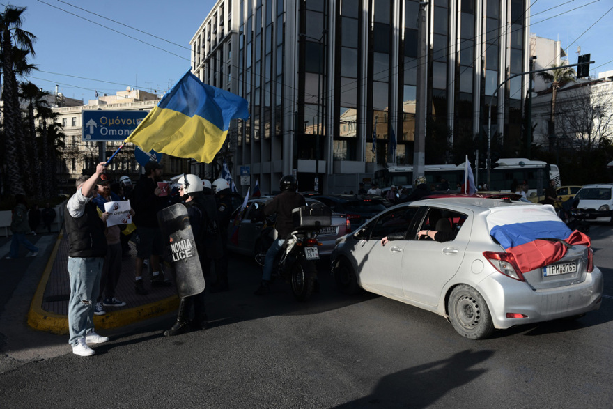 Πόλεμος στην Ουκρανία: Ουκρανοί στο Σύνταγμα, αυτοκινητοπομπή Ρώσων έως την Ομόνοια - Δείτε φωτογραφίες