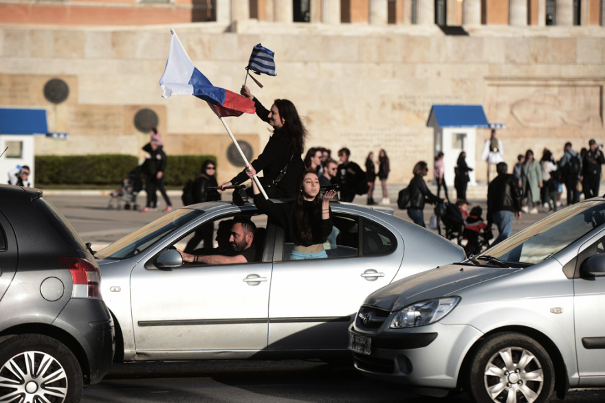 Πόλεμος στην Ουκρανία: Ουκρανοί στο Σύνταγμα, αυτοκινητοπομπή Ρώσων έως την Ομόνοια - Δείτε φωτογραφίες