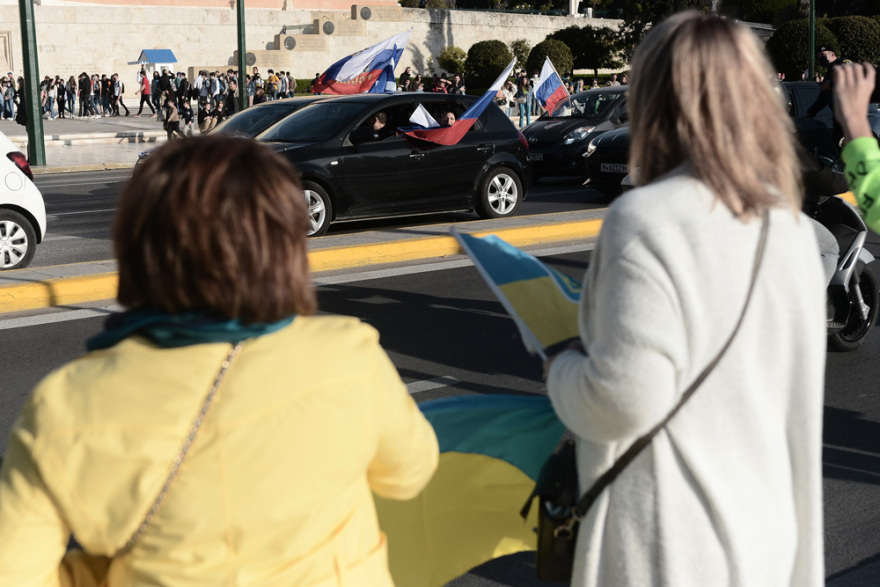 Πόλεμος στην Ουκρανία: Ουκρανοί στο Σύνταγμα, αυτοκινητοπομπή Ρώσων έως την Ομόνοια - Δείτε φωτογραφίες