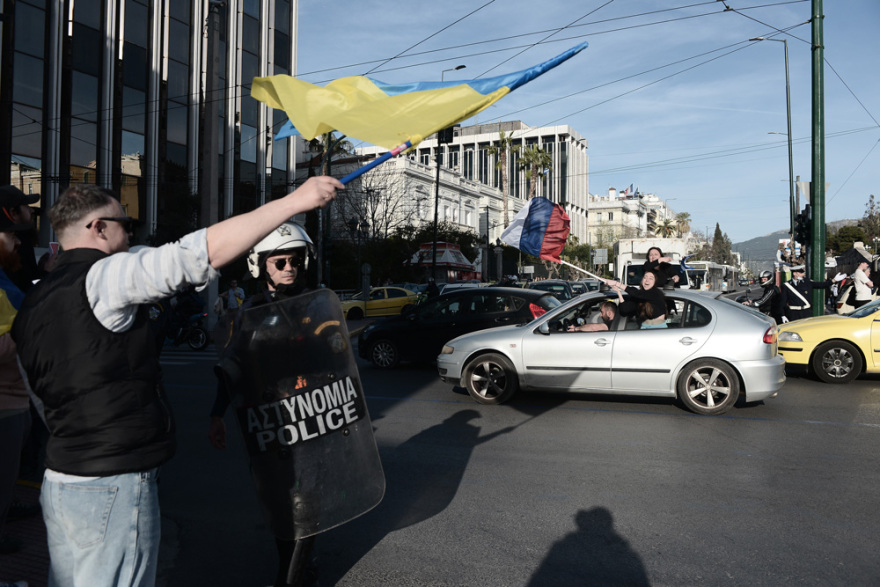 Πόλεμος στην Ουκρανία: Ουκρανοί στο Σύνταγμα, αυτοκινητοπομπή Ρώσων έως την Ομόνοια - Δείτε φωτογραφίες