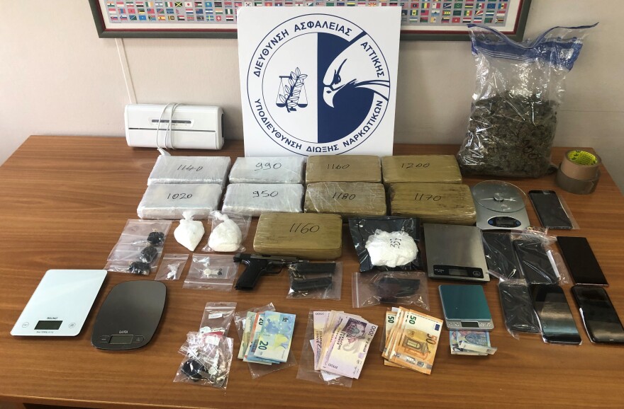 Χειροπέδες σε τέσσερα άτομα για διακίνηση ναρκωτικών: Κατασχέθηκαν όπλα και πάνω από 10 κιλά κοκαΐνης