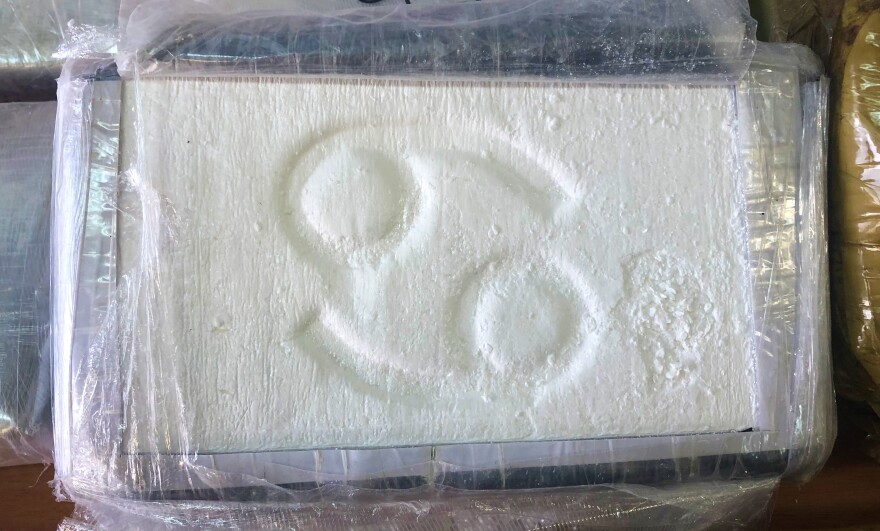 Χειροπέδες σε τέσσερα άτομα για διακίνηση ναρκωτικών: Κατασχέθηκαν όπλα και πάνω από 10 κιλά κοκαΐνης