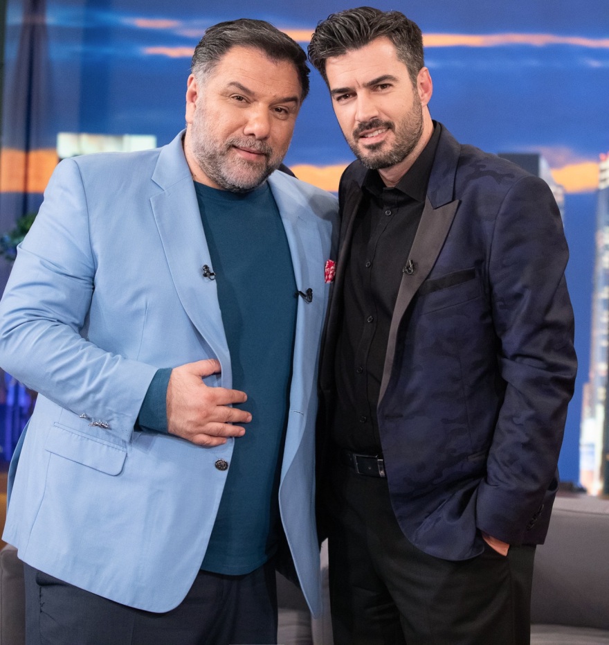 The 2Night Show: Ο Γρηγόρης Αρναούτογλου υποδέχεται τον Γιάννη Τσιμιτσέλη και την Μπέτυ Βακαλίδου