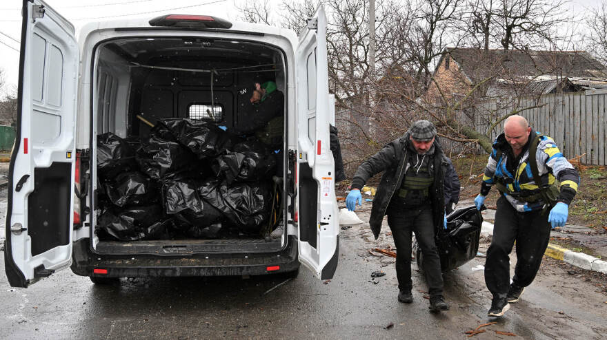 Πόλεμος στην Ουκρανία: Βόμβες στη Μαριούπολη, κτηνωδία στην Μπούκα - Μπορεί να δικαστεί ο Πούτιν για εγκλήματα πολέμου;