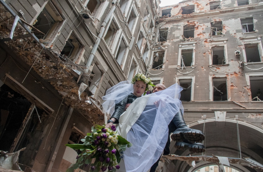 Ουκρανία: Ζευγάρι νεόνυμφων Ουκρανών εθελοντών φωτογραφίζεται στα ερείπια του βομβαρδισμένου Χαρκόβου