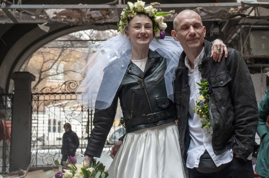 Ουκρανία: Ζευγάρι νεόνυμφων Ουκρανών εθελοντών φωτογραφίζεται στα ερείπια του βομβαρδισμένου Χαρκόβου