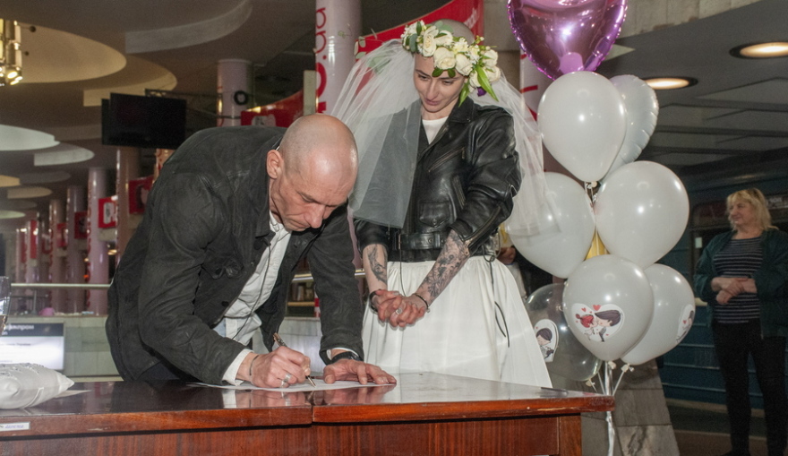 Ουκρανία: Ζευγάρι νεόνυμφων Ουκρανών εθελοντών φωτογραφίζεται στα ερείπια του βομβαρδισμένου Χαρκόβου