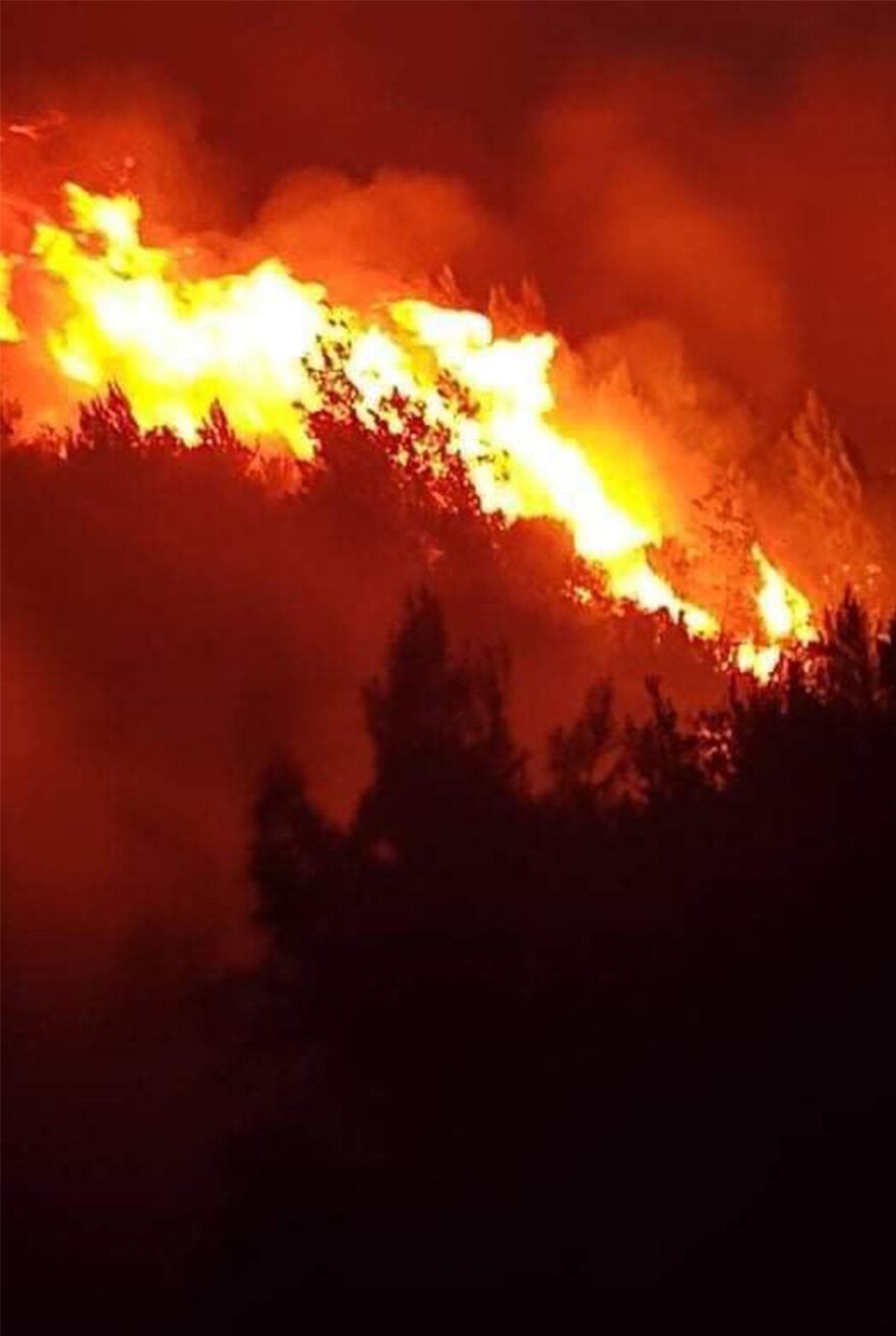 Εφιαλτική νύχτα στο Λιβαδάκι Ηλείας - Ανεξέλεγκτη μαίνεται η δασική πυρκαγιά, εκκενώθηκε το χωριό