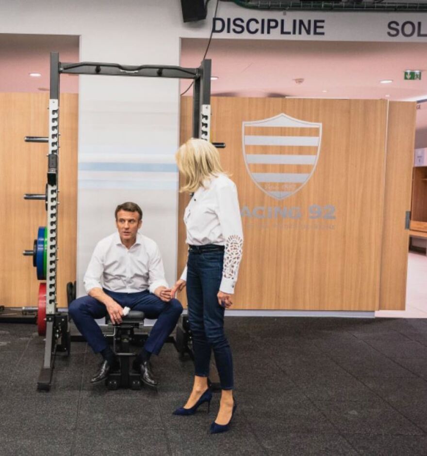 Εμανουέλ Μακρόν: Το τρυφερό στιγμιότυπο με την Μπριζίτ να κάθεται στα πόδια του