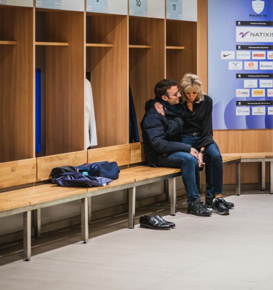 Εμανουέλ Μακρόν: Το τρυφερό στιγμιότυπο με την Μπριζίτ να κάθεται στα πόδια του