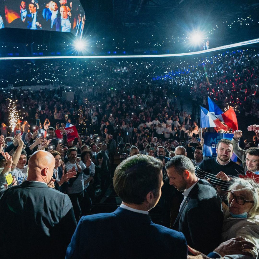 Εμανουέλ Μακρόν: Το τρυφερό στιγμιότυπο με την Μπριζίτ να κάθεται στα πόδια του