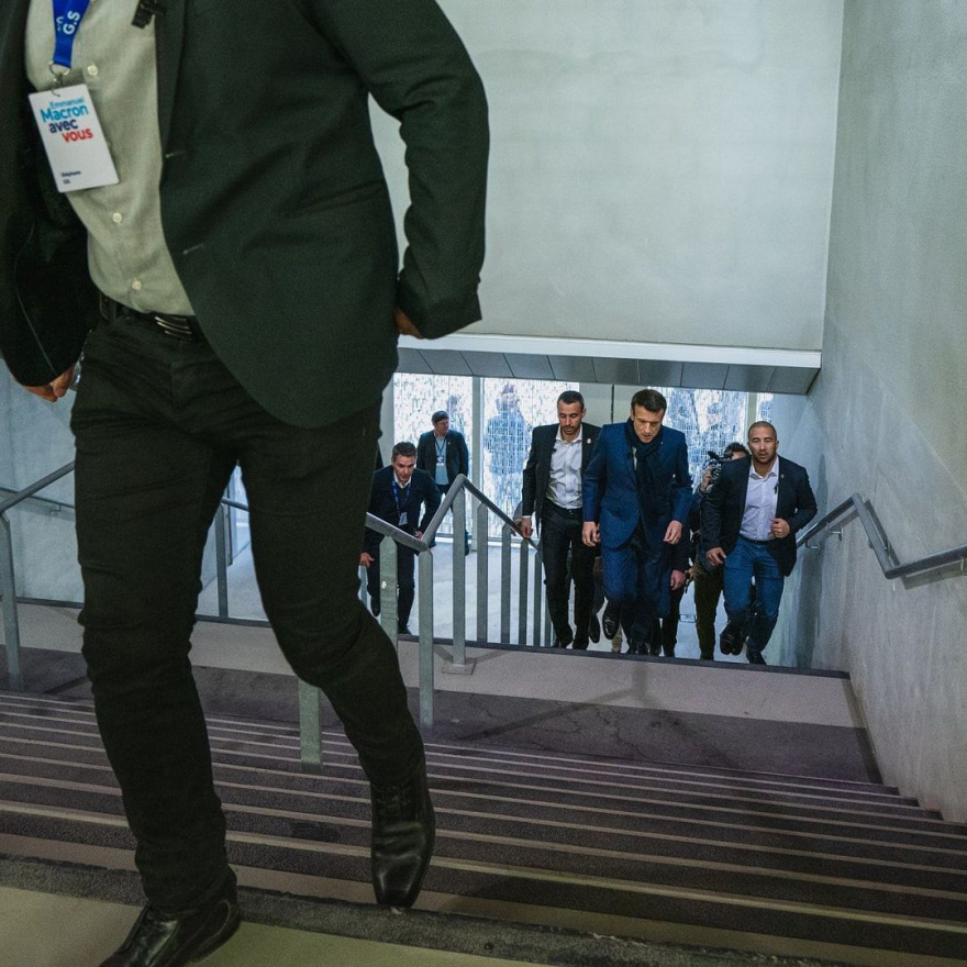 Εμανουέλ Μακρόν: Το τρυφερό στιγμιότυπο με την Μπριζίτ να κάθεται στα πόδια του