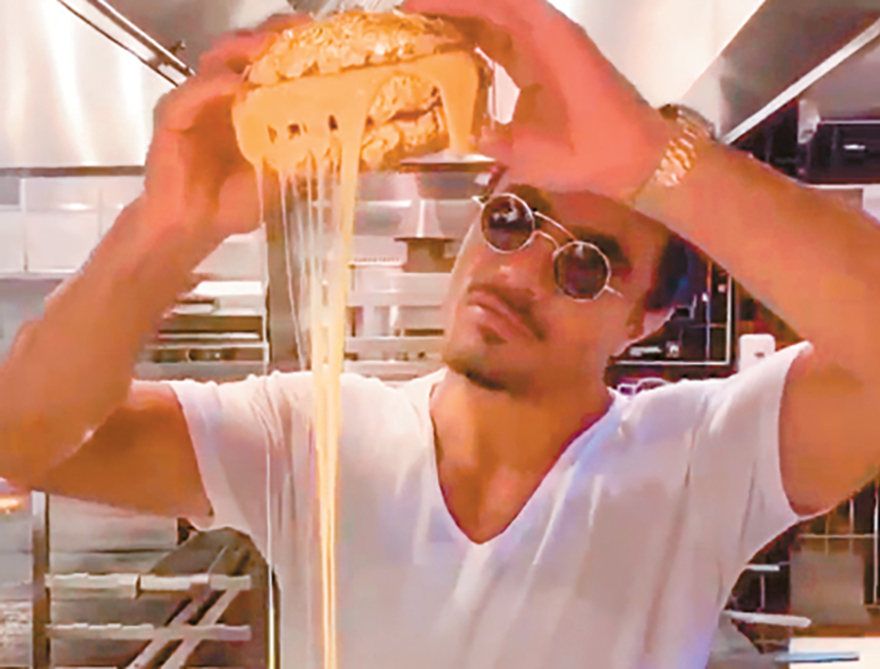 Μύκονος: Νέο «Salt Bae» με χρυσά μπέργκερ των €170 - Ο Νουσρέτ αγοράζει και βίλα των 2 εκατ. ευρώ