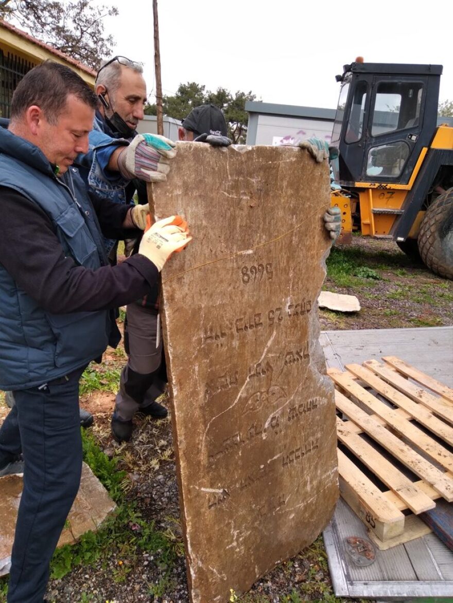 Εβραϊκές μαρμάρινες επιτύμβιες επιγραφές εντοπίστηκαν στο πρώην στρατόπεδο Παύλου Μελά - Δείτε φωτογραφίες