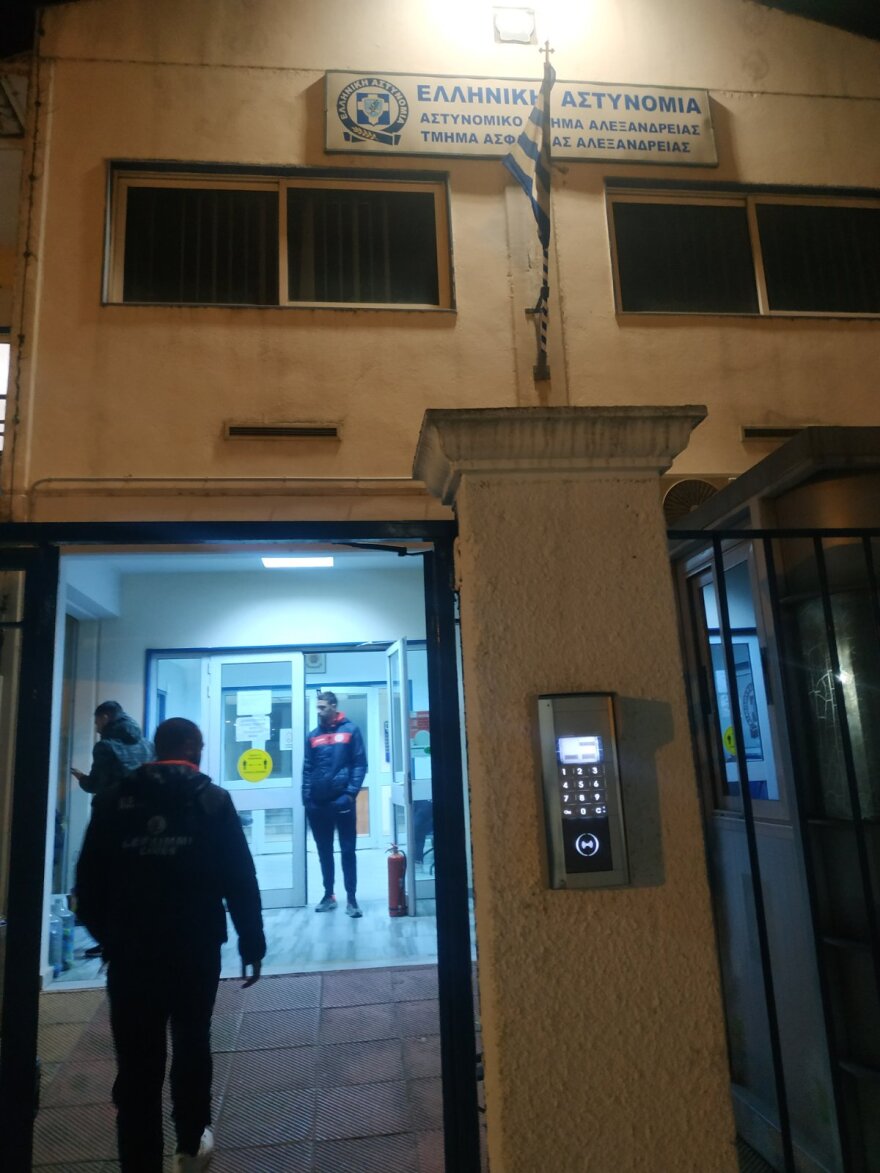 Ημαθία: «Θα φύγετε πεθαμένοι» φώναζαν οι ροπαλοφόροι στα επεισόδια με μαχαιρώματα σε αγώνα Γ’ Εθνικής