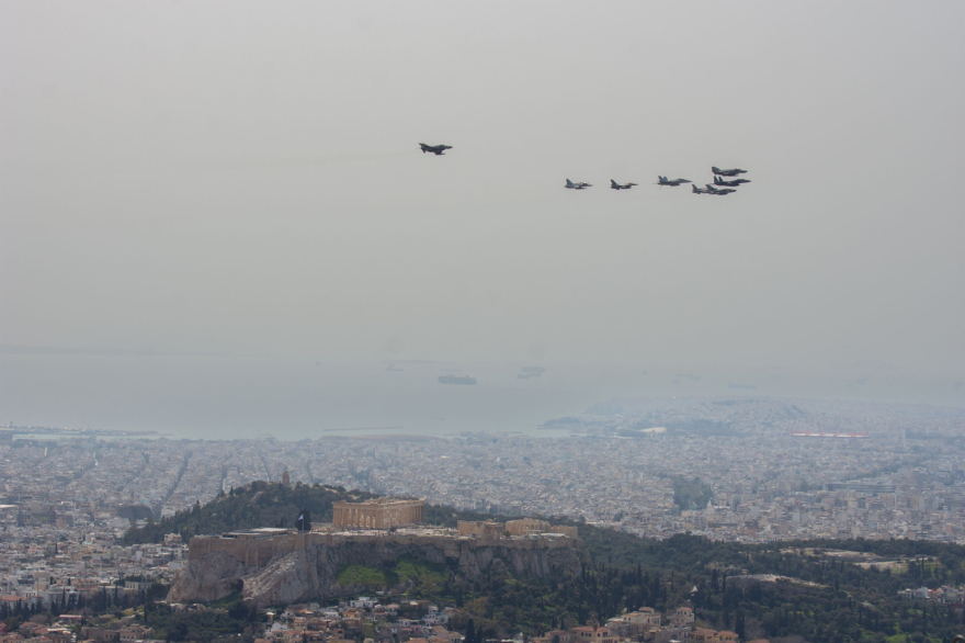 Ηνίοχος 2022: Μαχητικά από Ελλάδα, ΗΠΑ και Ιταλία πέταξαν πάνω από την Ακρόπολη