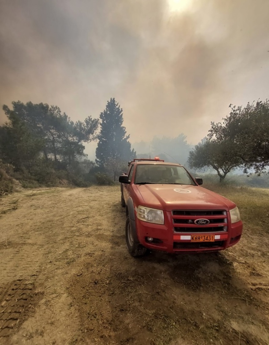 Μαίνεται η φωτιά στη Σορωνή της Ρόδου, κινδύνευσε ο οικισμός