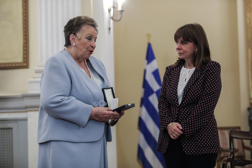 Μπουρλά: Βραβεύτηκε από την Σακελλαροπούλου για την προσφορά του