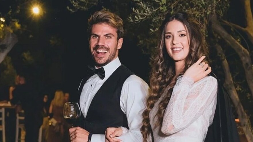 O Άκης Πετρετζίκης ανακοίνωσε πως η σύζυγός του περιμένει το δεύτερο παιδί τους