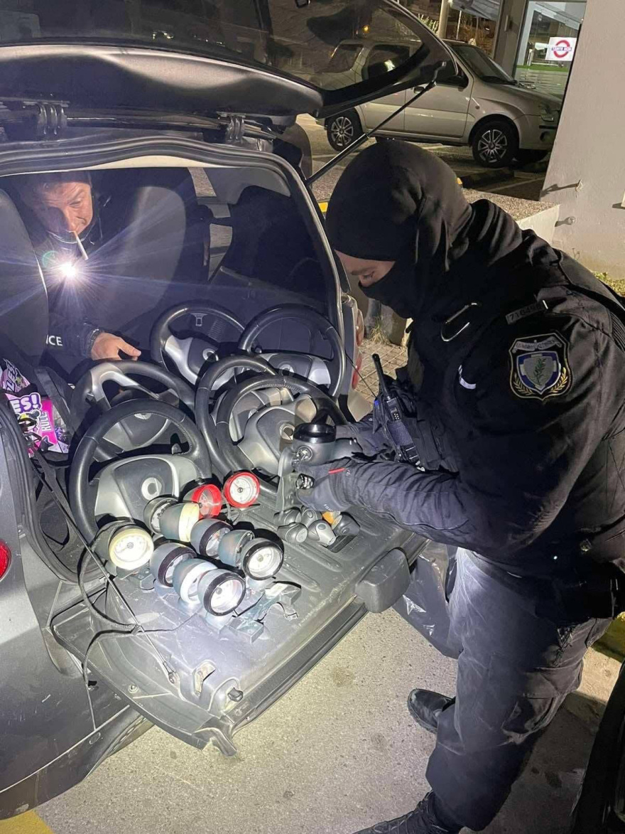Νέο «χτύπημα» της ΕΛΑΣ στις συμμορίες που κλέβουν αυτοκίνητα και πουλάνε τα εξαρτήματα ως ανταλλακτικά - Δείτε φωτογραφίες