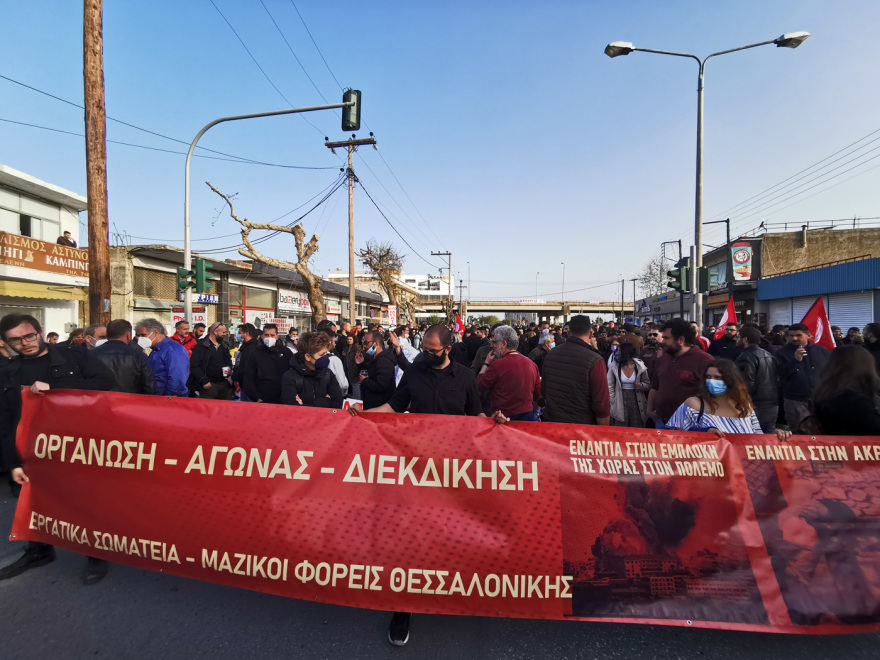 Θεσσαλονίκη:  Διαμαρτυρία του ΠΑΜΕ έξω από την αστυνομική διεύθυνση - Ζητούν απελευθέρωση των προσαχθέντων