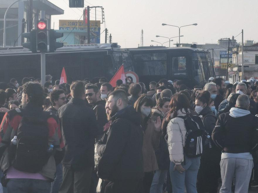 Θεσσαλονίκη:  Διαμαρτυρία του ΠΑΜΕ έξω από την αστυνομική διεύθυνση - Ζητούν απελευθέρωση των προσαχθέντων