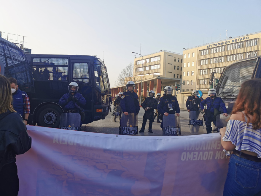 Θεσσαλονίκη:  Διαμαρτυρία του ΠΑΜΕ έξω από την αστυνομική διεύθυνση - Ζητούν απελευθέρωση των προσαχθέντων