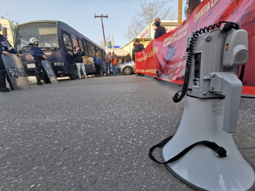 Θεσσαλονίκη:  Διαμαρτυρία του ΠΑΜΕ έξω από την αστυνομική διεύθυνση - Ζητούν απελευθέρωση των προσαχθέντων