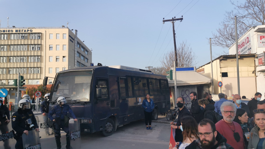 Θεσσαλονίκη:  Διαμαρτυρία του ΠΑΜΕ έξω από την αστυνομική διεύθυνση - Ζητούν απελευθέρωση των προσαχθέντων