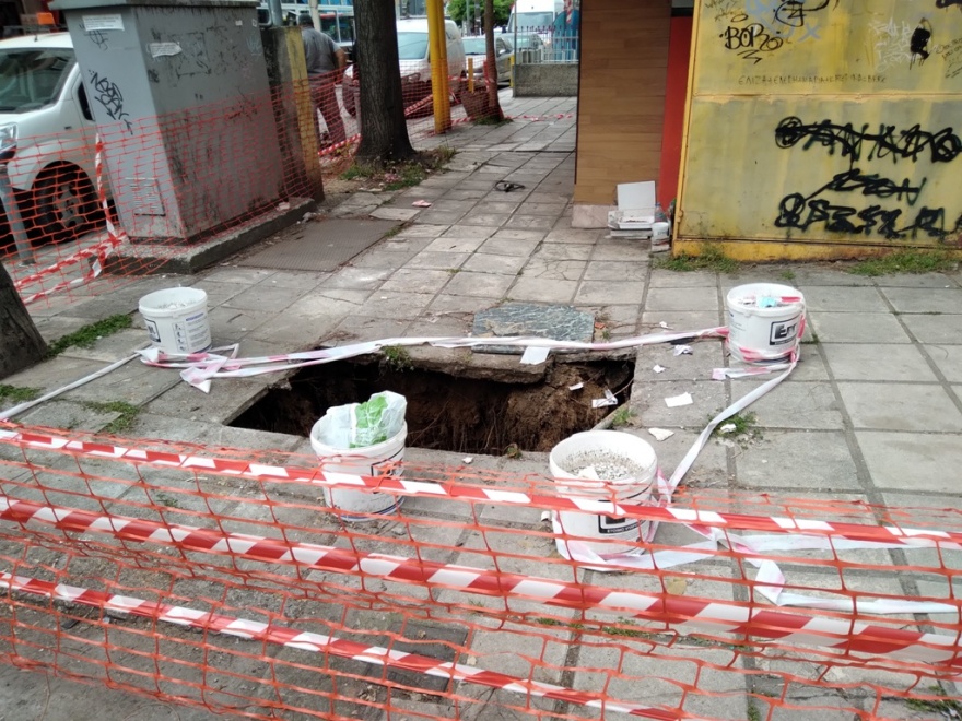 Θεσσαλονίκη: Δημοτικός υπάλληλος έπεσε σε τρύπα στο πεζοδρόμιο και τραυματίστηκε