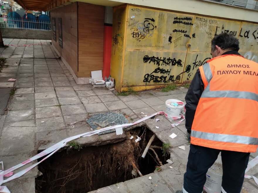 Θεσσαλονίκη: Δημοτικός υπάλληλος έπεσε σε τρύπα στο πεζοδρόμιο και τραυματίστηκε