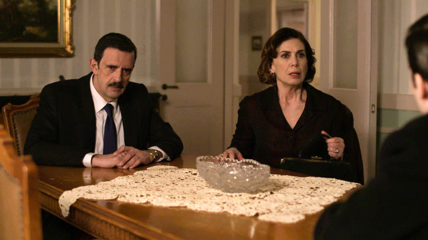 Άγριες Μέλισσες: Η Μυρσίνη βρίσκεται με την πλάτη στον τοίχο