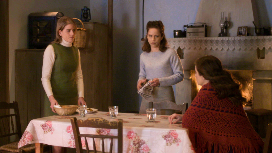 Άγριες Μέλισσες: Η Μυρσίνη βρίσκεται με την πλάτη στον τοίχο