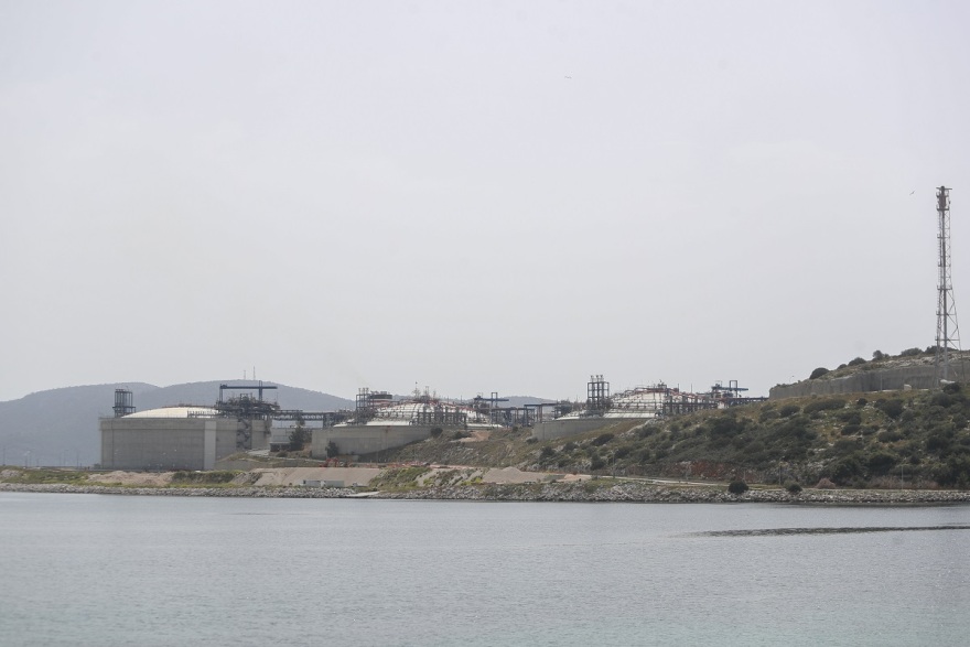 Ενεργειακή κρίση: Στη Ρεβυθούσα ο Σκρέκας με την Ευρωπαία Επίτροπο Ενέργειας - Προστίθεται μια πλωτή δεξαμενή