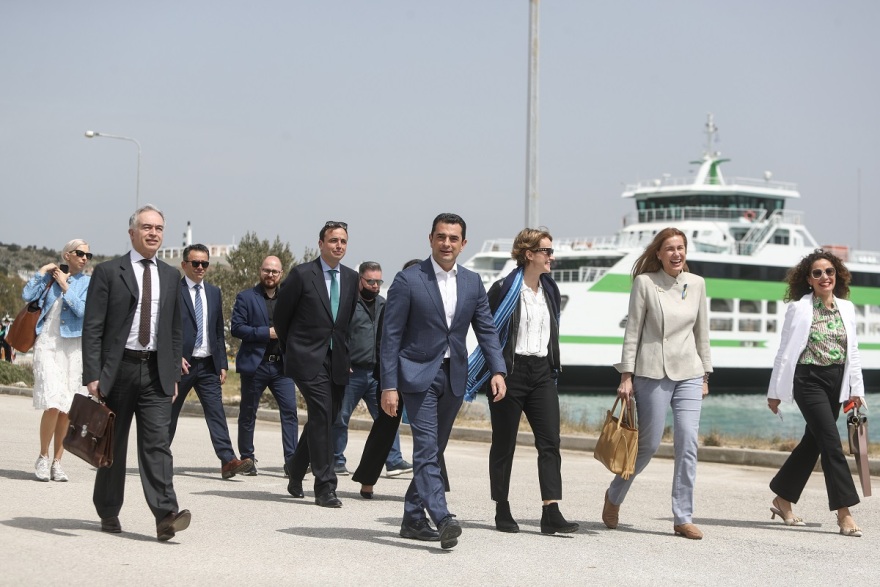 Ενεργειακή κρίση: Στη Ρεβυθούσα ο Σκρέκας με την Ευρωπαία Επίτροπο Ενέργειας - Προστίθεται μια πλωτή δεξαμενή