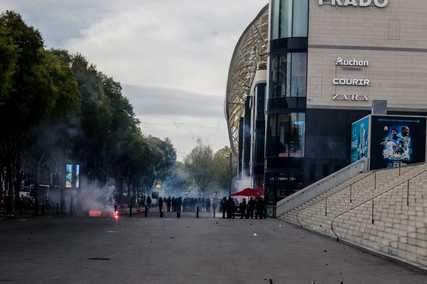  Επεισόδια οπαδών της Μαρσέιγ και του ΠΑΟΚ  με την αστυνομία έξω από το «Βελοντρόμ» - Δείτε βίντεο 