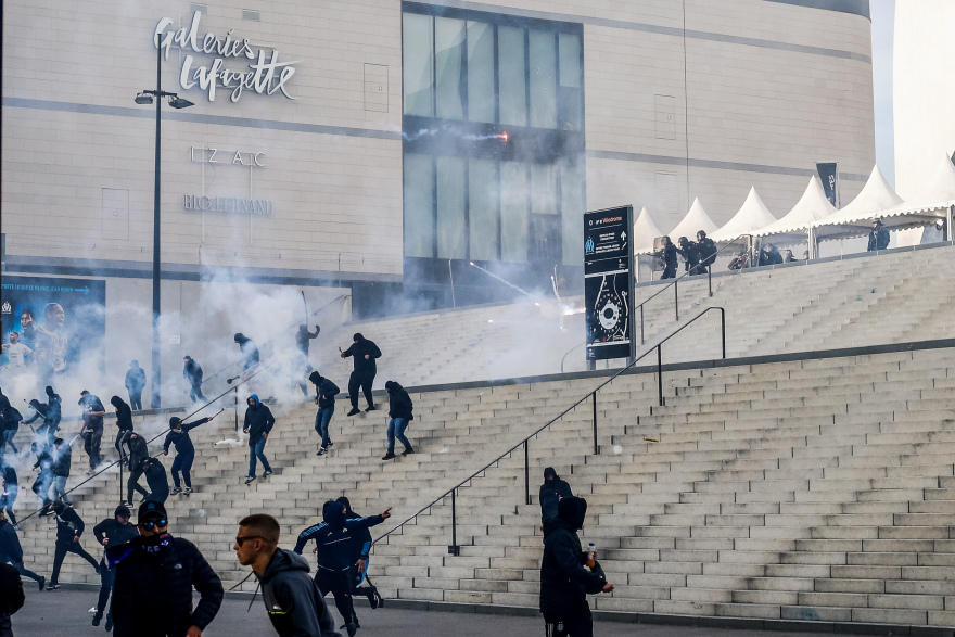  Επεισόδια οπαδών της Μαρσέιγ και του ΠΑΟΚ  με την αστυνομία έξω από το «Βελοντρόμ» - Δείτε βίντεο 