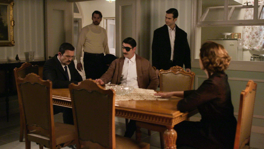 Άγριες Μέλισσες: Η Μυρσίνη βρίσκεται με την πλάτη στον τοίχο