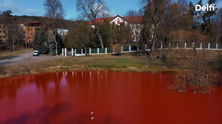 Πόλεμος στην Ουκρανία: Έβαψαν κόκκινη τη λίμνη δίπλα στην πρεσβεία της Ρωσίας στο Βίλνιους