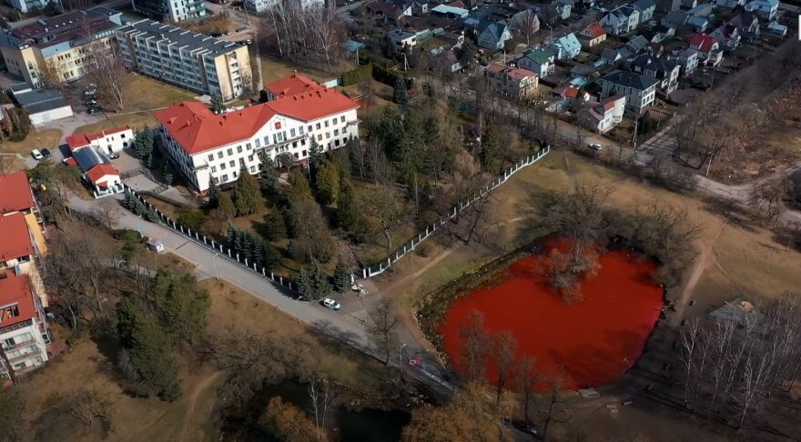 Πόλεμος στην Ουκρανία: Έβαψαν κόκκινη τη λίμνη δίπλα στην πρεσβεία της Ρωσίας στο Βίλνιους