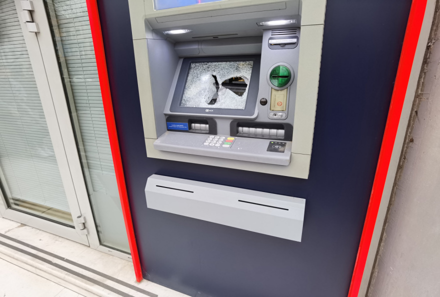 Μπαράζ επιθέσεων σε τράπεζες της Αθήνας τα ξημερώματα