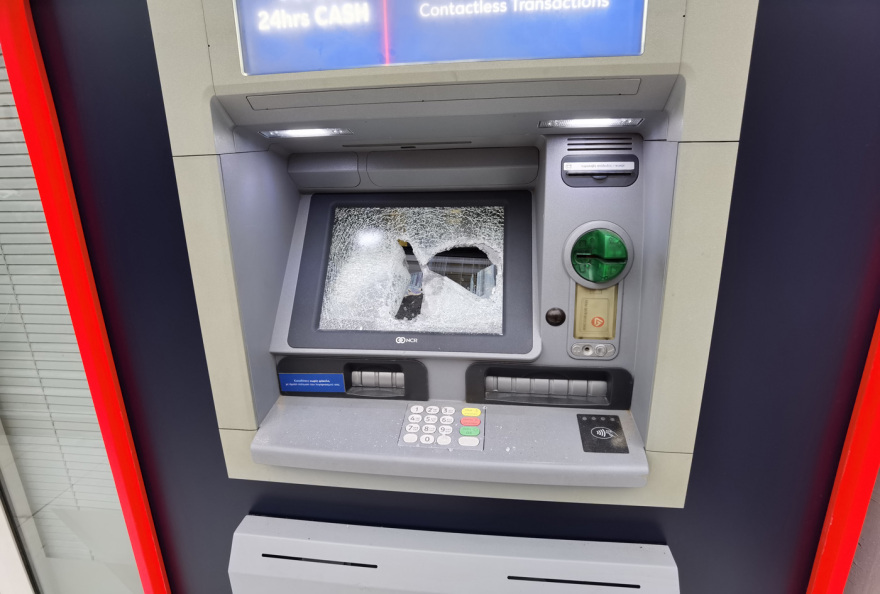 Μπαράζ επιθέσεων σε τράπεζες της Αθήνας τα ξημερώματα