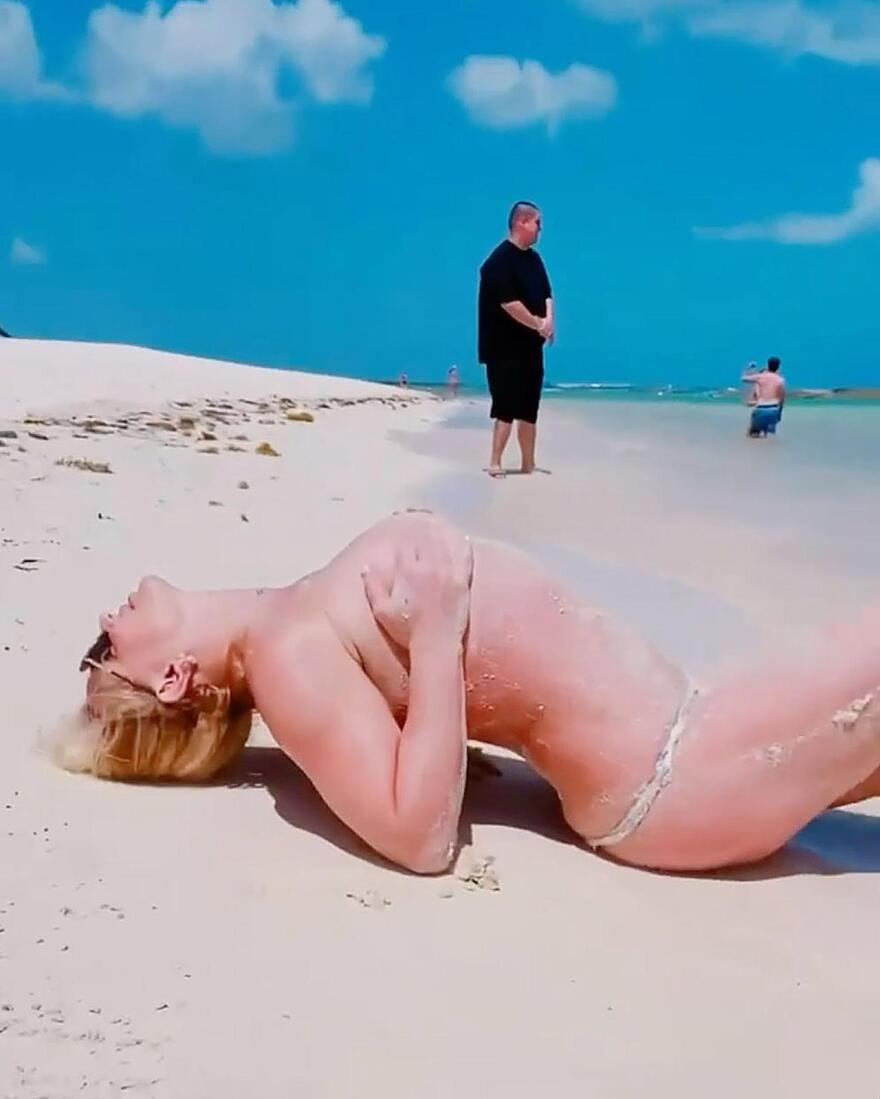 Μπρίτνεϊ Σπίαρς: Παίζει γυμνόστηθη στην άμμο και το προσωπικό της την... απολαμβάνει - Δείτε βίντεο