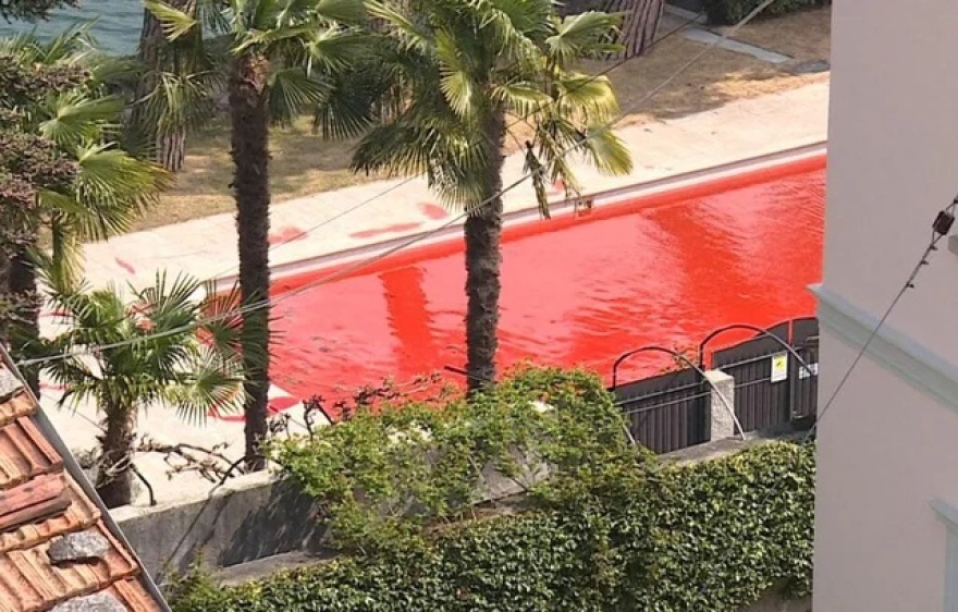 Πόλεμος στην Ουκρανία: Έβαψαν κόκκινη τη λίμνη δίπλα στην πρεσβεία της Ρωσίας στο Βίλνιους