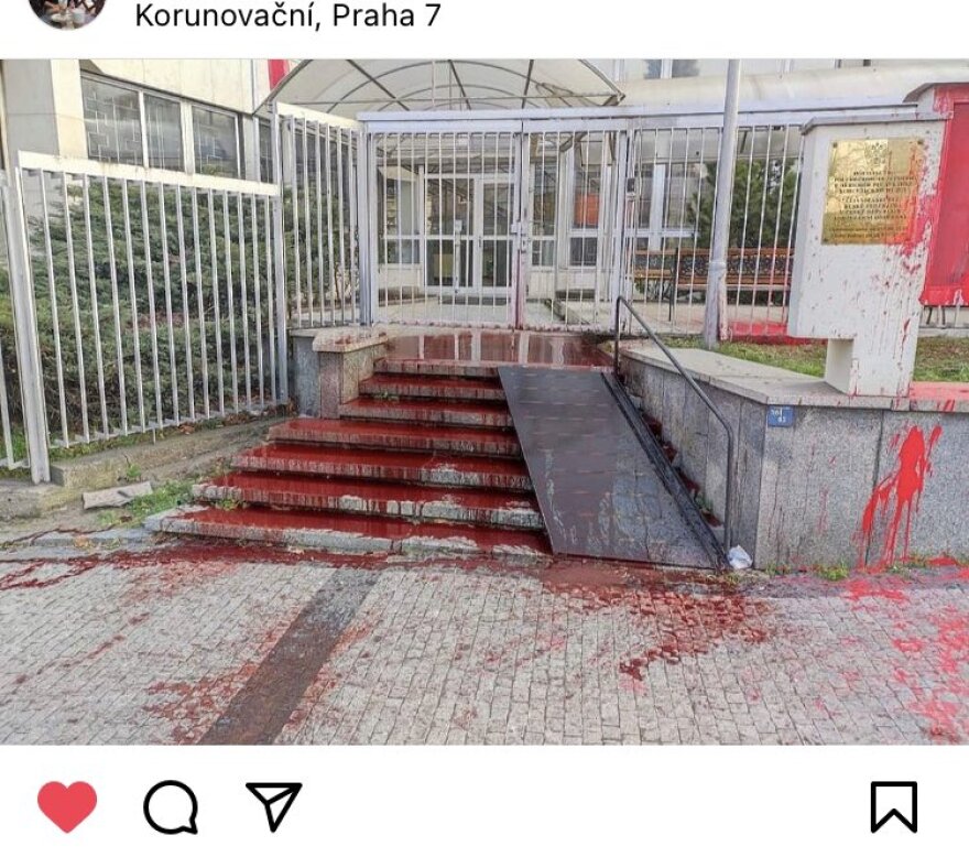 Πόλεμος στην Ουκρανία: Έβαψαν κόκκινη τη λίμνη δίπλα στην πρεσβεία της Ρωσίας στο Βίλνιους