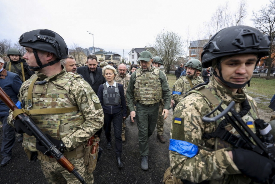 Πόλεμος στην Ουκρανία: Fast track διαδικασίες για την ένταξη της χώρας του στην ΕΕ υποσχέθηκε η Φον ντερ Λάιεν στον Ζελένσκι