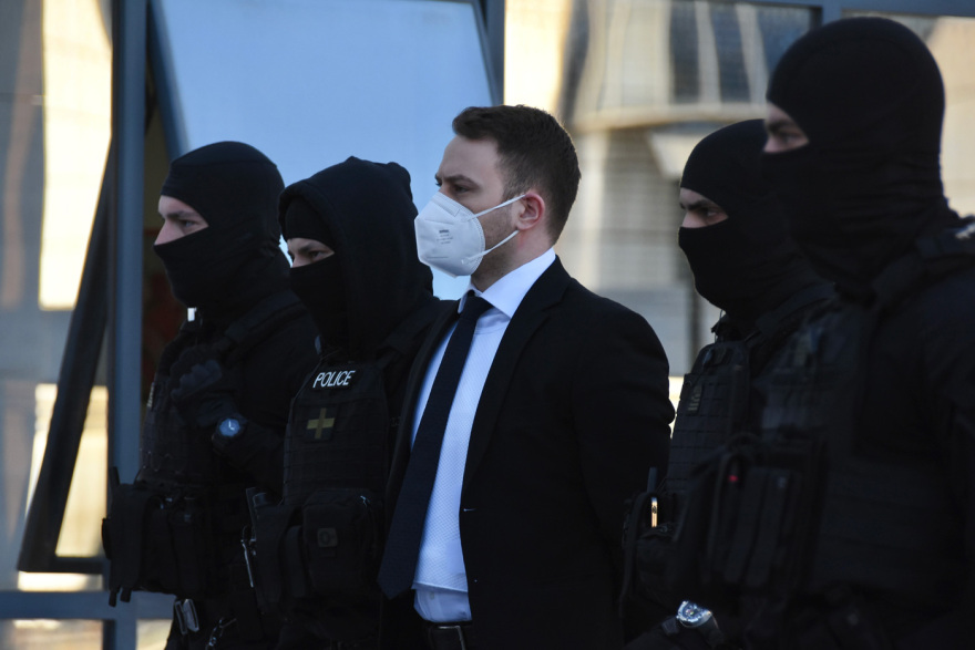 Γλυκά Νερά: Στο εδώλιο ο Μπάμπης Αναγνωστόπουλος για τη δολοφονία της συζύγου του Κάρολαιν