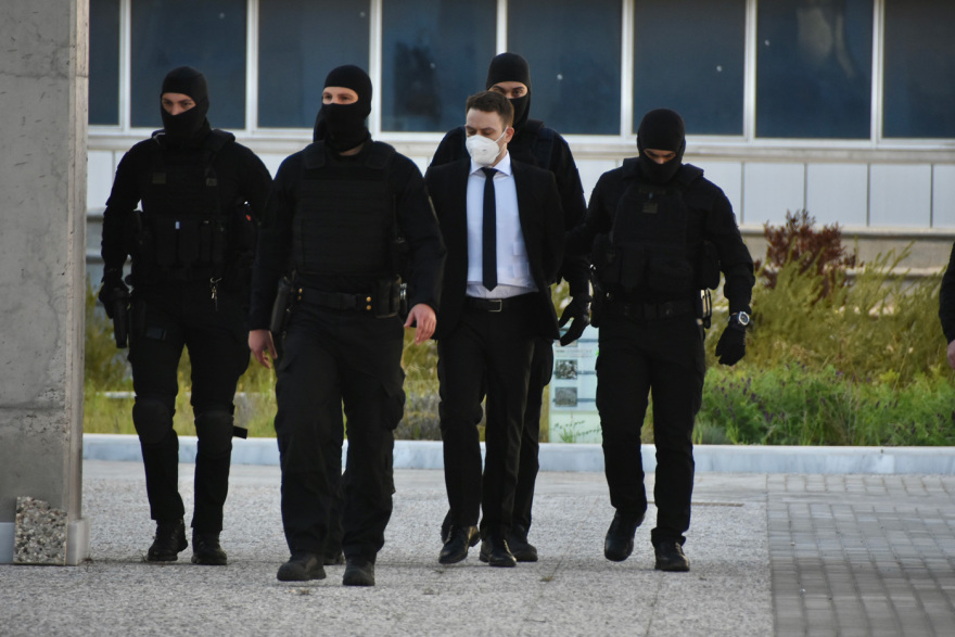 Γλυκά Νερά: Στο εδώλιο ο Μπάμπης Αναγνωστόπουλος για τη δολοφονία της συζύγου του Κάρολαιν