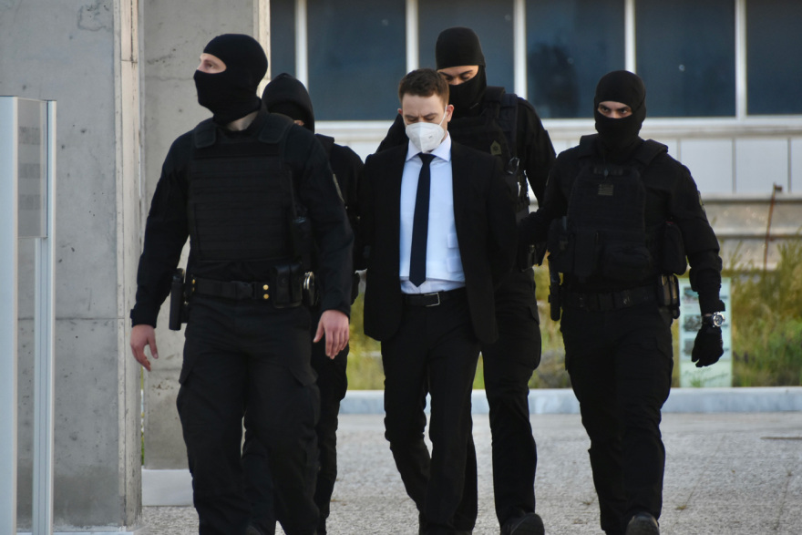 Γλυκά Νερά: Στο εδώλιο ο Μπάμπης Αναγνωστόπουλος για τη δολοφονία της συζύγου του Κάρολαιν