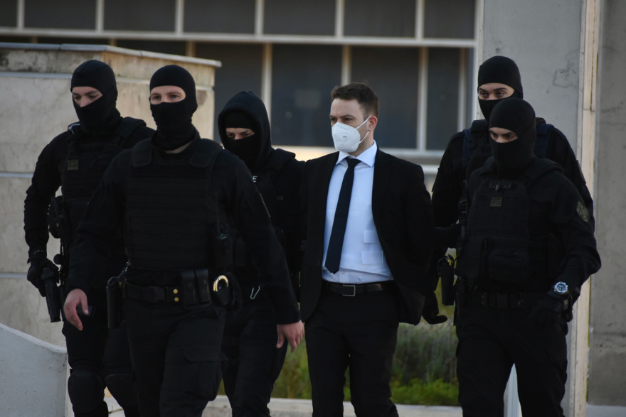 Γλυκά Νερά: Στο εδώλιο ο Μπάμπης Αναγνωστόπουλος για τη δολοφονία της συζύγου του Κάρολαιν